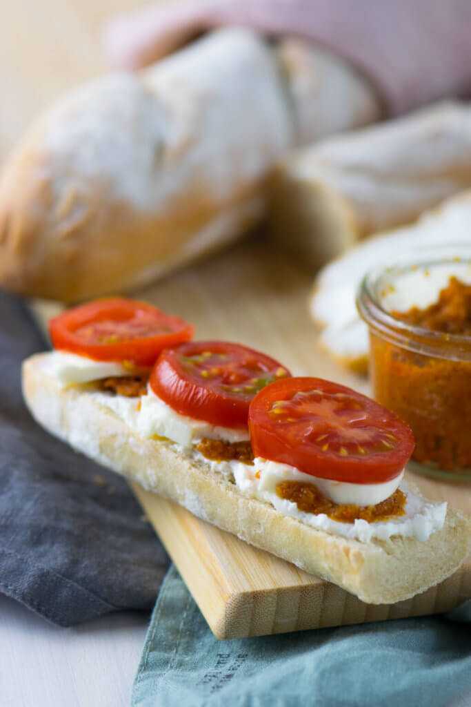 Knuspriges Baguette selber backen - mit Tomaten und Mozzarella belegt