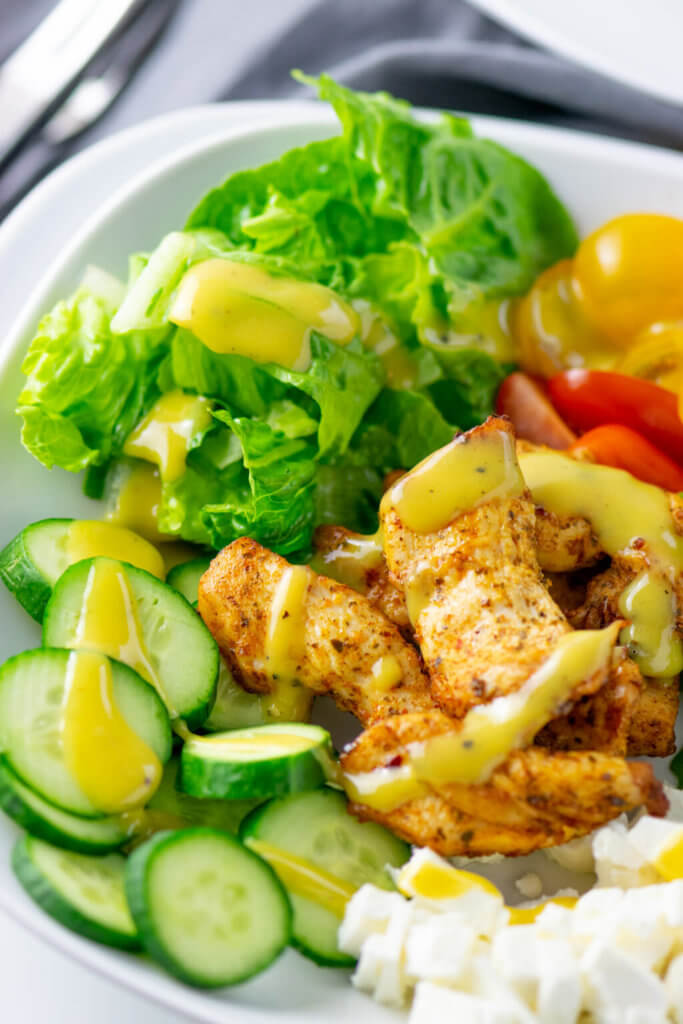 Erfrischender Salat mit Grilled Chicken, Feta und Avocado