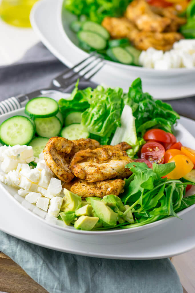 Super leckerer Salat mit Brathähnchen, Gurke, Avocado, Tomaten und Honig Senf Dressing