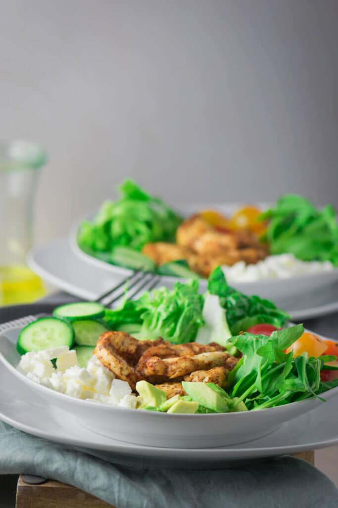 Einfach lecker!! Leckerer Grilled Chicken Salat mit Gurken und Avocado