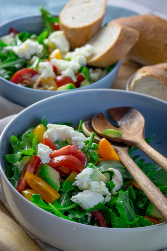 Rucola Salat mit Tomate, Avocado, Mozzarella und Honig Senf Vinaigrette