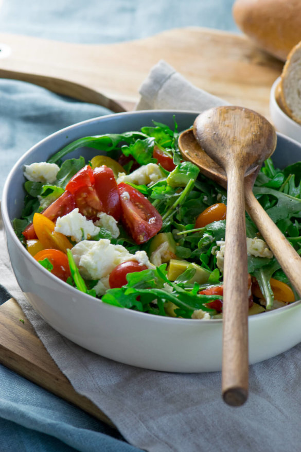 Rucola Salat mit Tomate, Avocado, Mozzarella und Honig Senf Vinaigrette