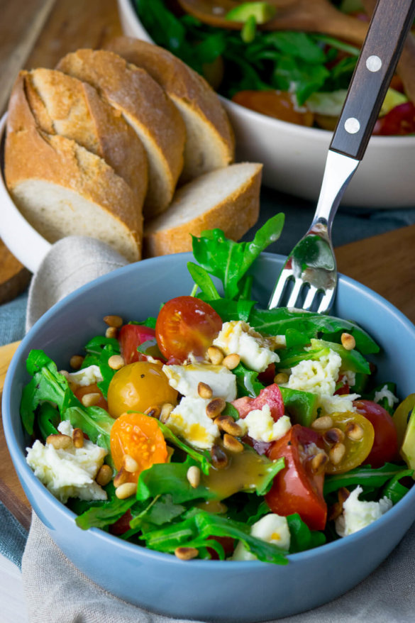 Rucola Salat mit Tomate, Avocado, Mozzarella und Honig Senf Vinaigrette