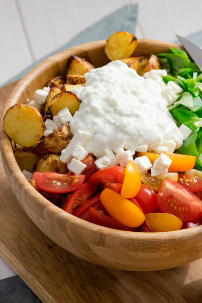 Röstkartoffel Salat mit Honig Senf Marinade und Tzatziki