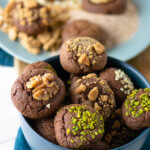 Die Christmas Brownie Cookies sind schnell gemacht und schmecken wie kleine Kuchen auf die Hand. Frisch schmecken Sie am besten.