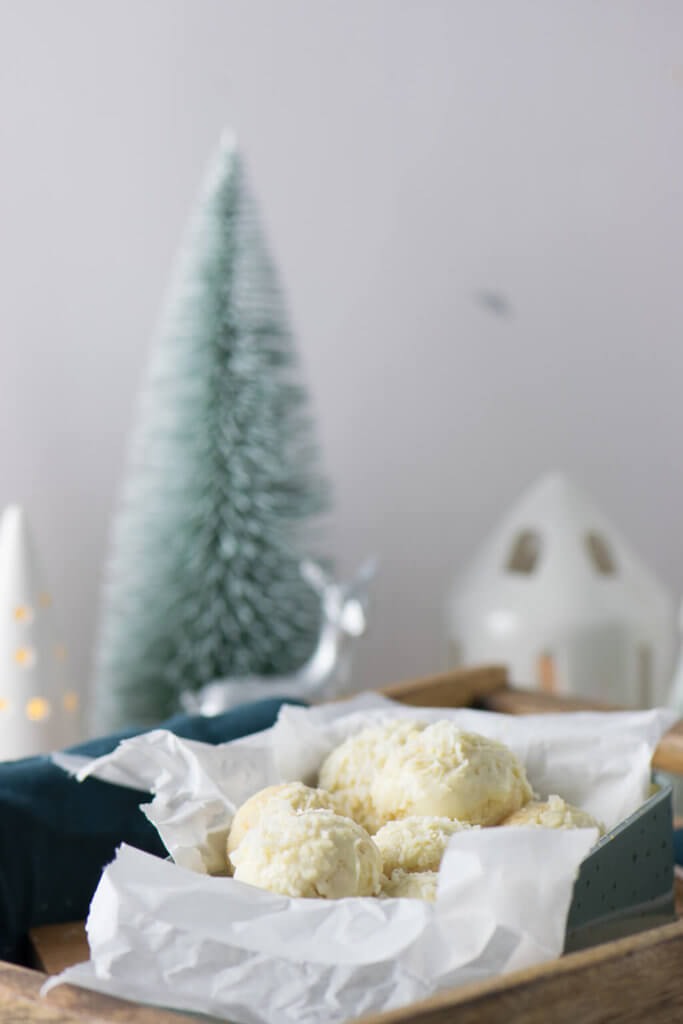 Geschenke aus der Küche - Kokos Mandel Bällchen #weihnachten #kokos #tonkabohne #plätzchen