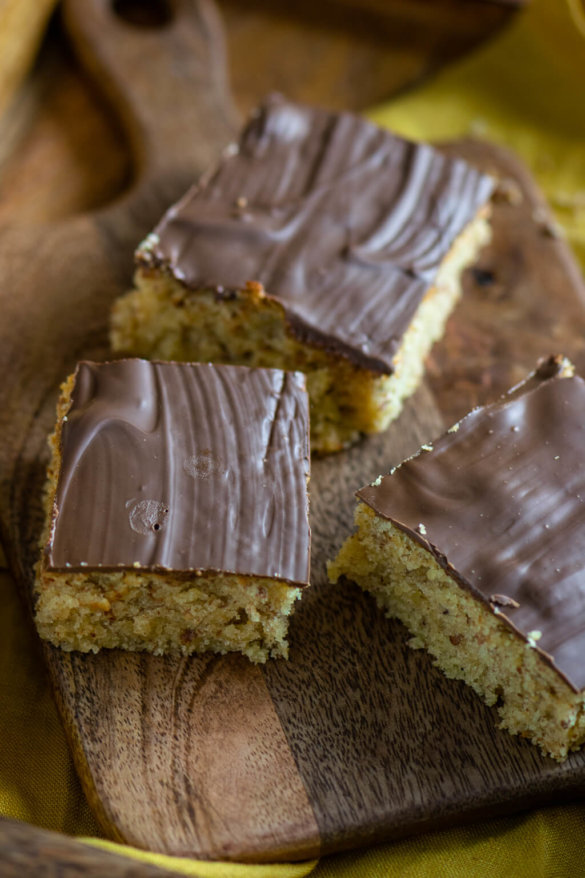 Saftiger Marzipan Nuss Kuchen vom Blech