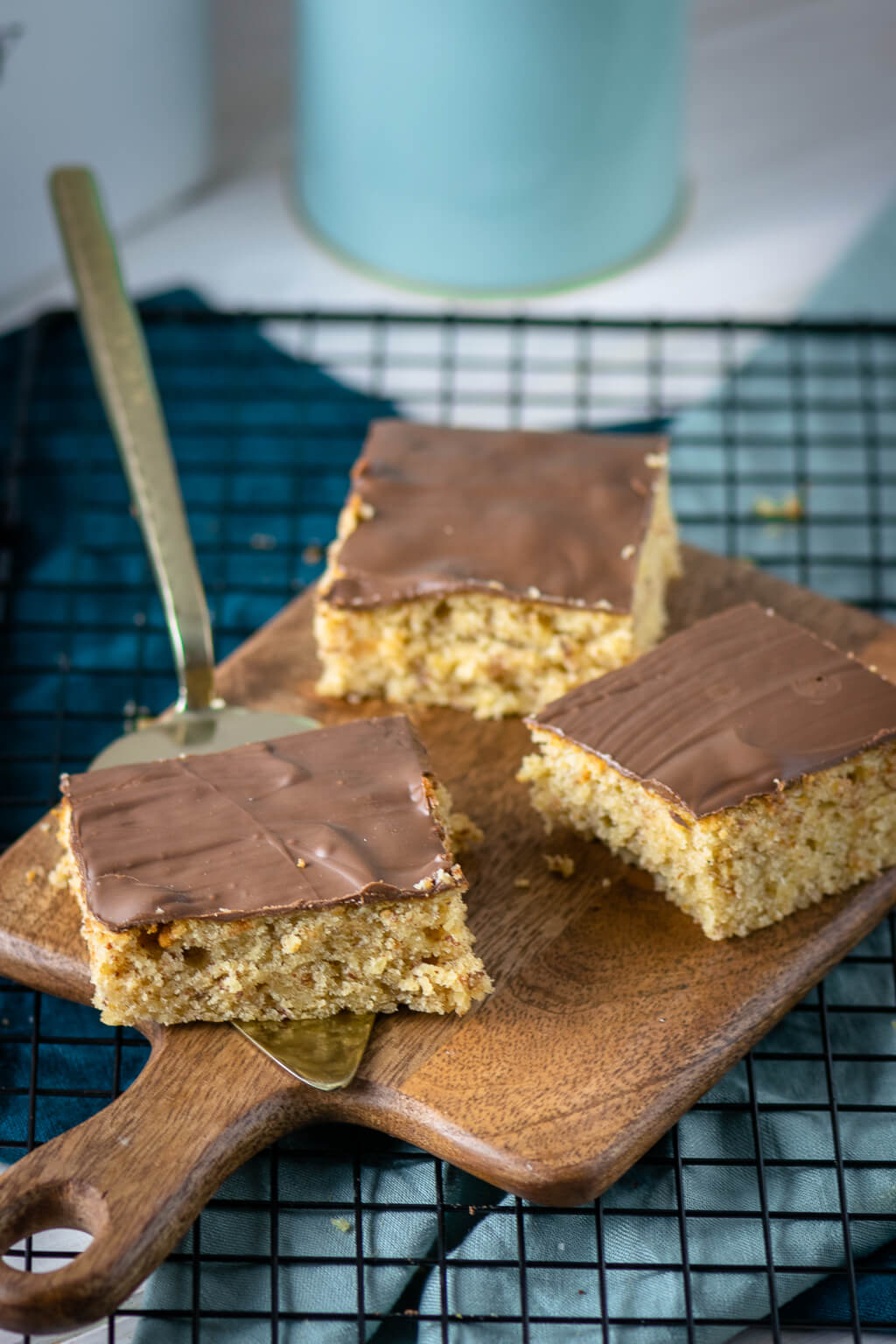 Saftiger Marzipan Nuss Kuchen vom Blech