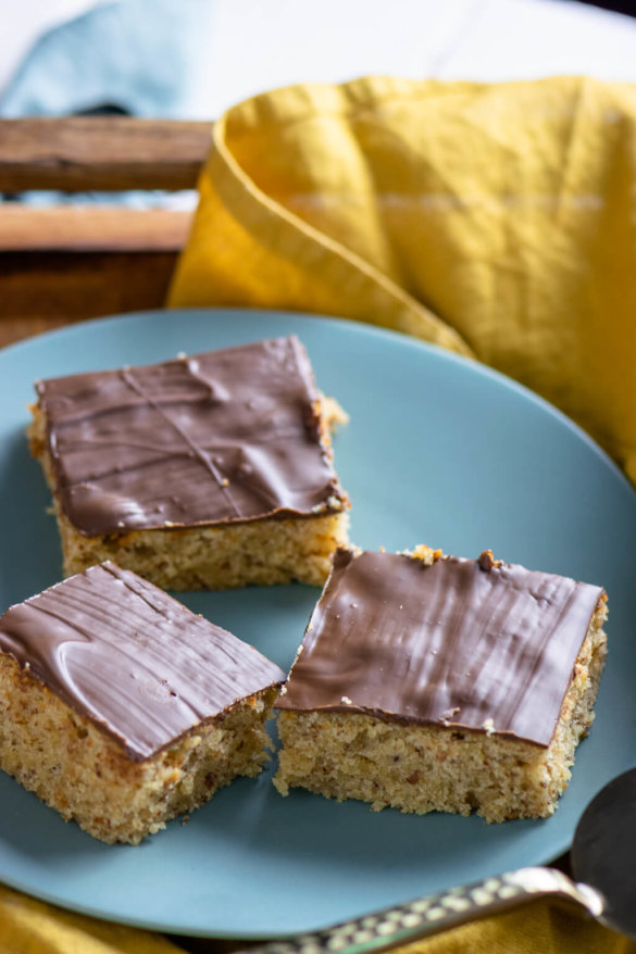 Saftiger Marzipan Nuss Kuchen vom Blech