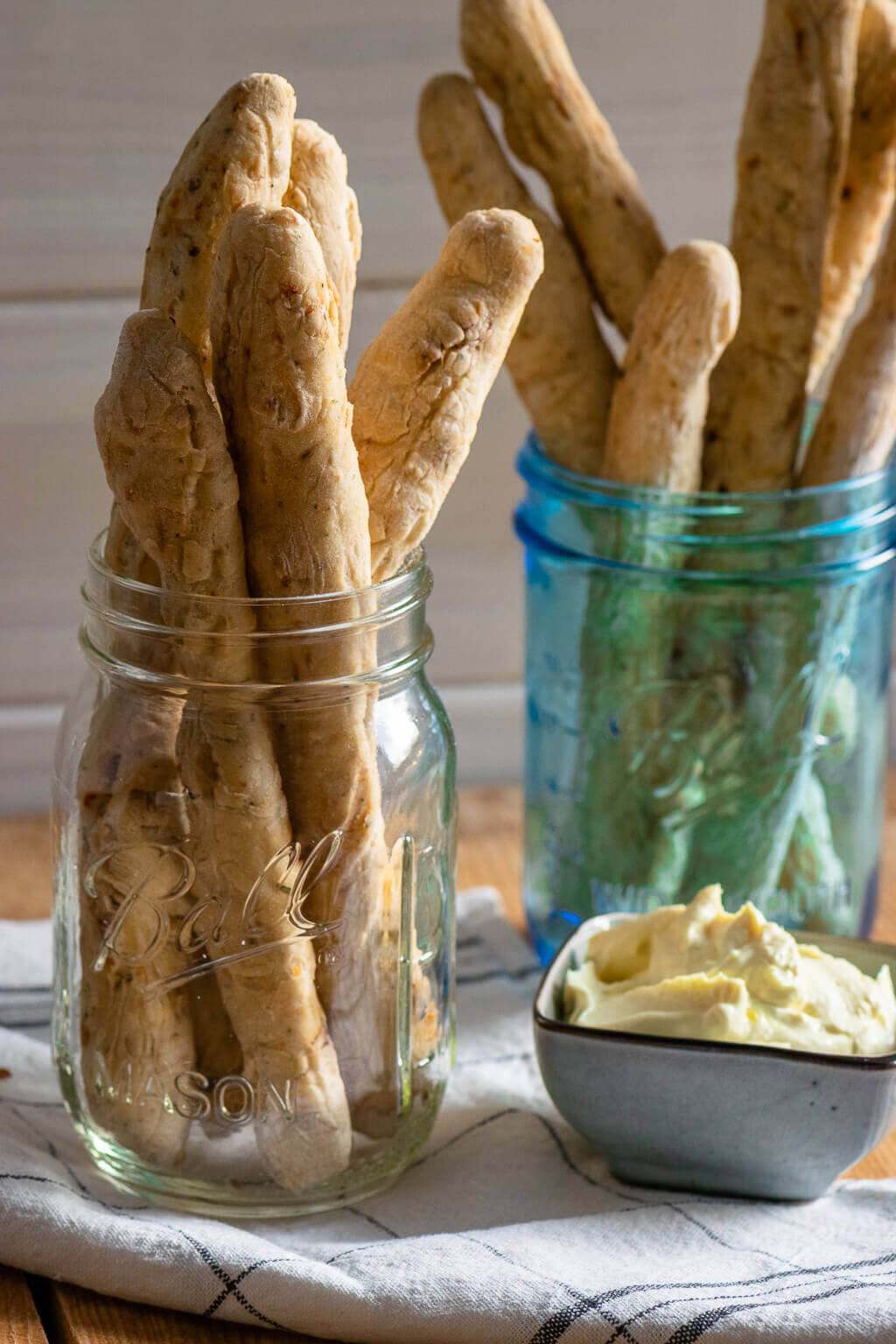 Mega lecker &amp; genialer Snack - Brotstangen mit Honig Senf Frischkäse Dip