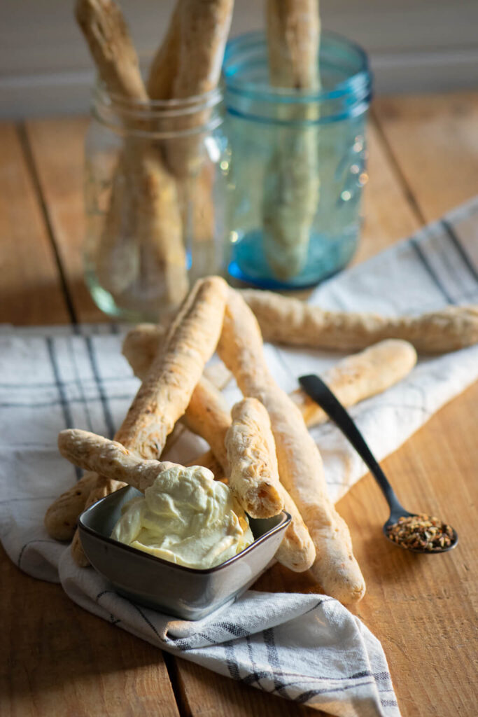 Frisch aus dem Ofen - Diese knusprigen Brotstangen duften herrlich nach Pizzabrot und sind super easy zubereitet. Dazu passt der Honig Senf Dip mit Frischkäse absolut perfekt.