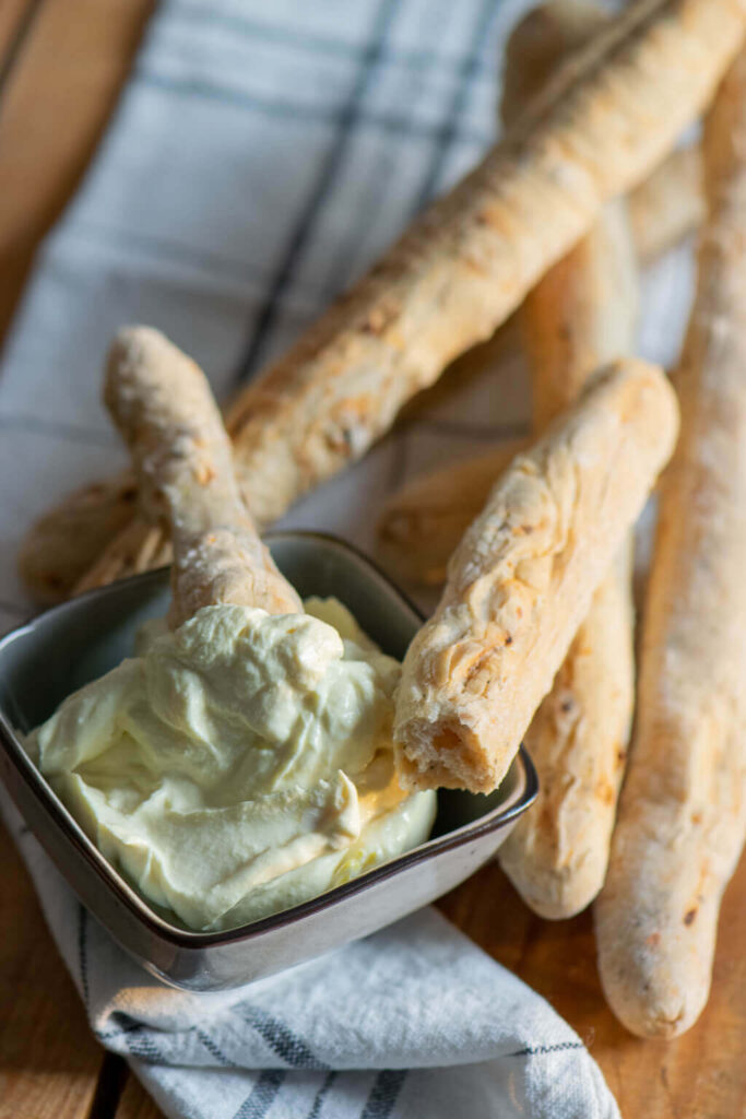 Hammer lecker - warme Brotstangen mit genialem Honig Senf Dip