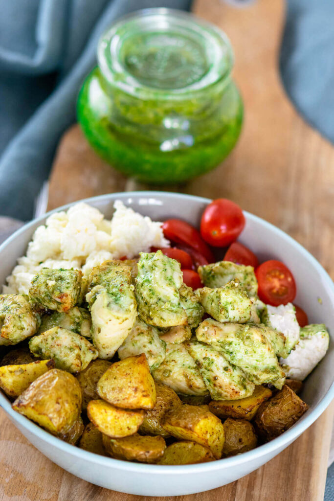 Hähnchenfleisch und Röstkartoffeln aus dem Airfryer