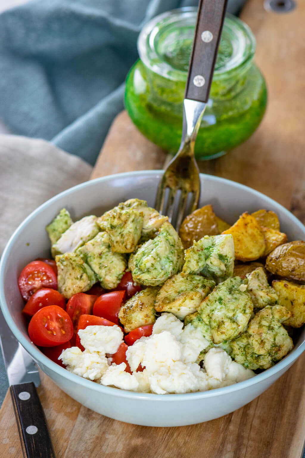 Pesto Chicken Röstkartoffel Bowl