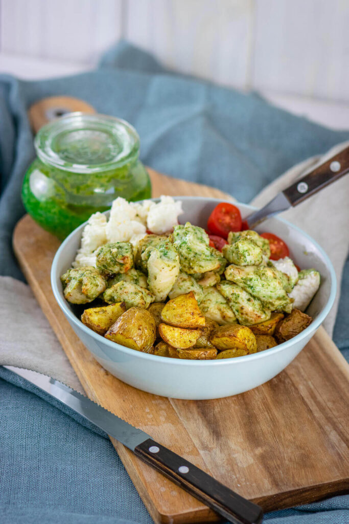 Diese Bowl wirst du lieben! Pesto Chicken Röstkartoffel Bowl mit selbstgemachtem Pesto