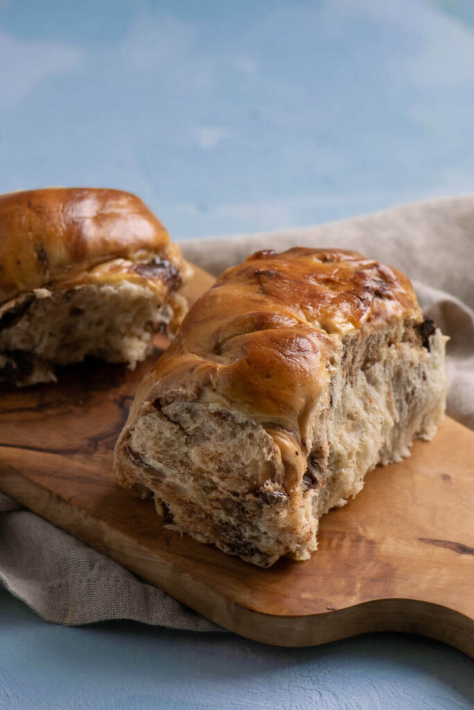 So weich gab es sie noch die zuvor. Diese Schokoladen Brötchen wie vom Bäcker sind fluffig, schmecken mega lecker und sind super easy selbst zu backen. 