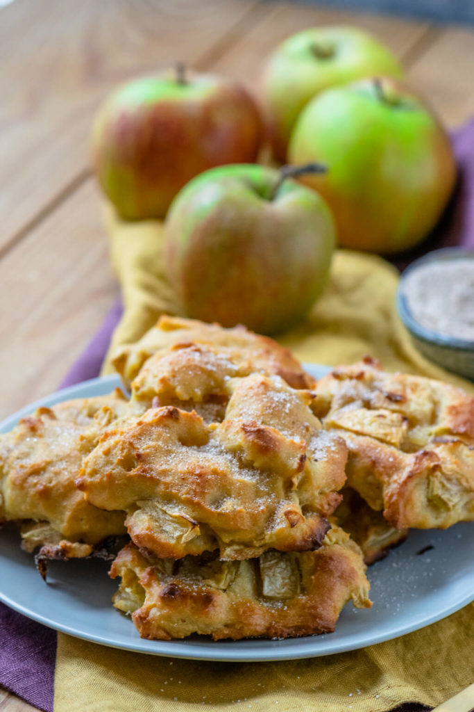 Nach dem Backen die Apfel Zimt Taler mit Zucker Zimt bestreuen oder diese darin wälzen.