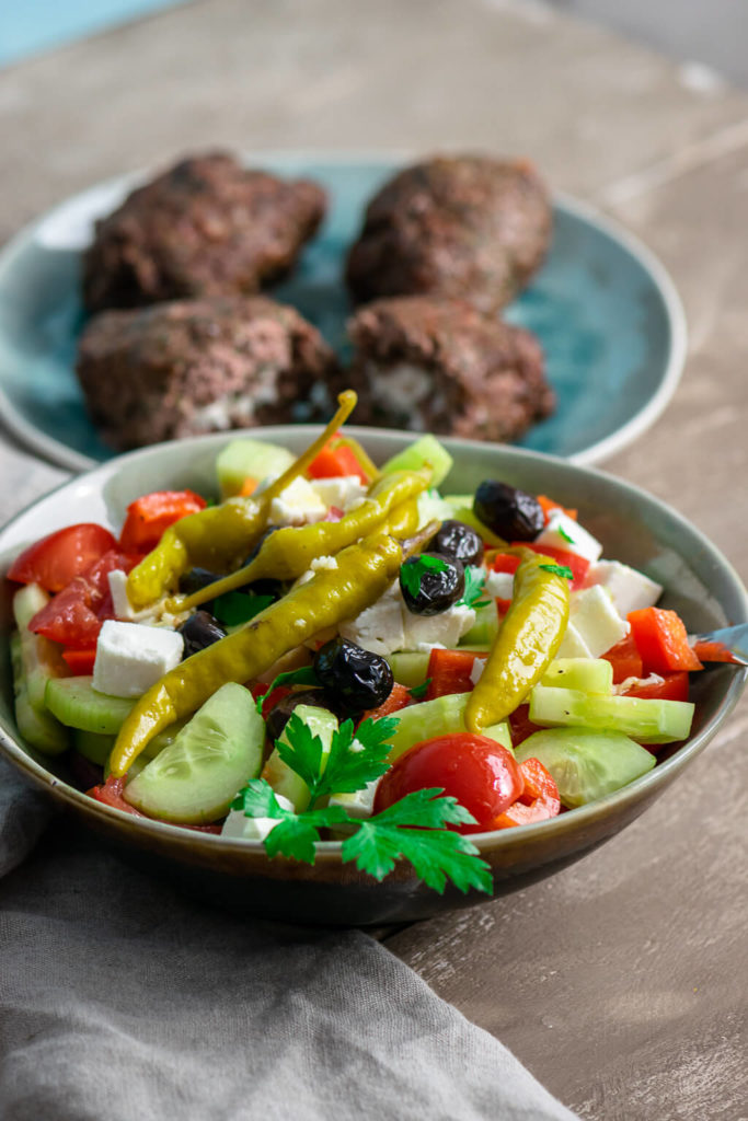 Einfaches Rezept für griechischen Bauernsalat mit Feta und Oliven