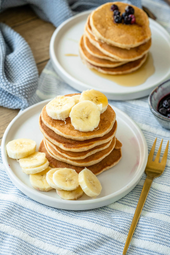 Pancakes mit Skyr, Banane und Haferflocken