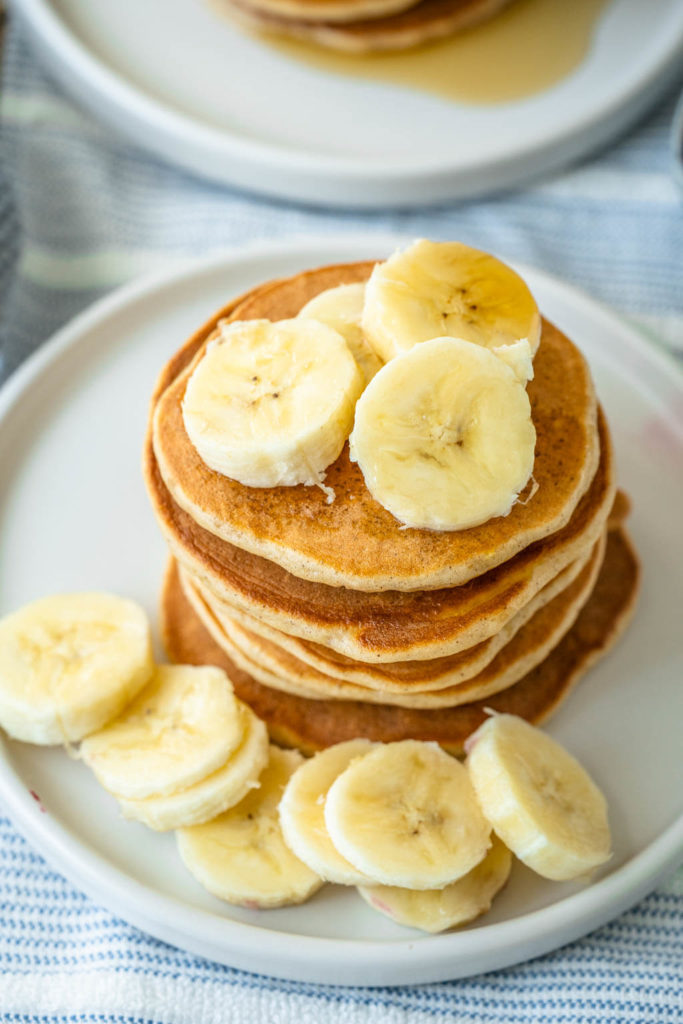 Pancakes zum Frühstück - mit Banane und Ahornsirup