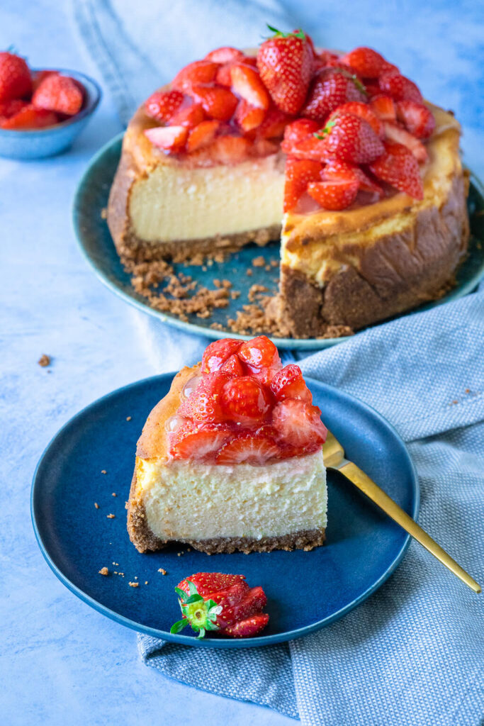 Käsekuchen mit Quark und mit Erdbeeren