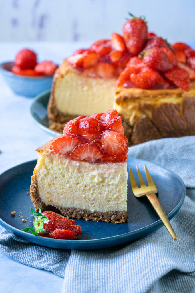 Käsekuchen des Sommers - mit Erdbeeren und fluffiger Quarkfüllung