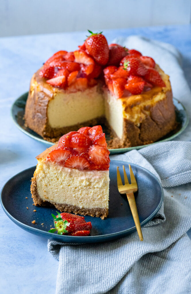 Hoher fluffiger Käsekuchen mit Erdbeeren