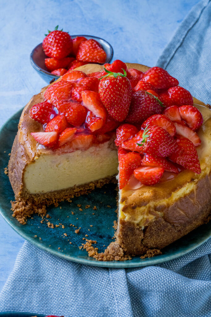 Quark Käsekuchen mit Erdbeeren - extra cremig und fluffig