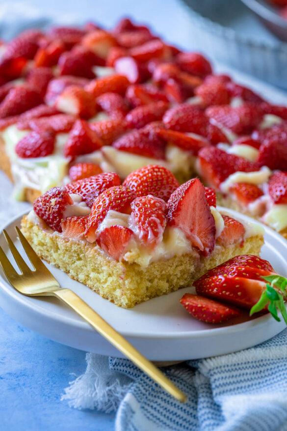 Einfacher Erdbeer Pudding Kuchen vom Blech (auch für den Thermomix ...