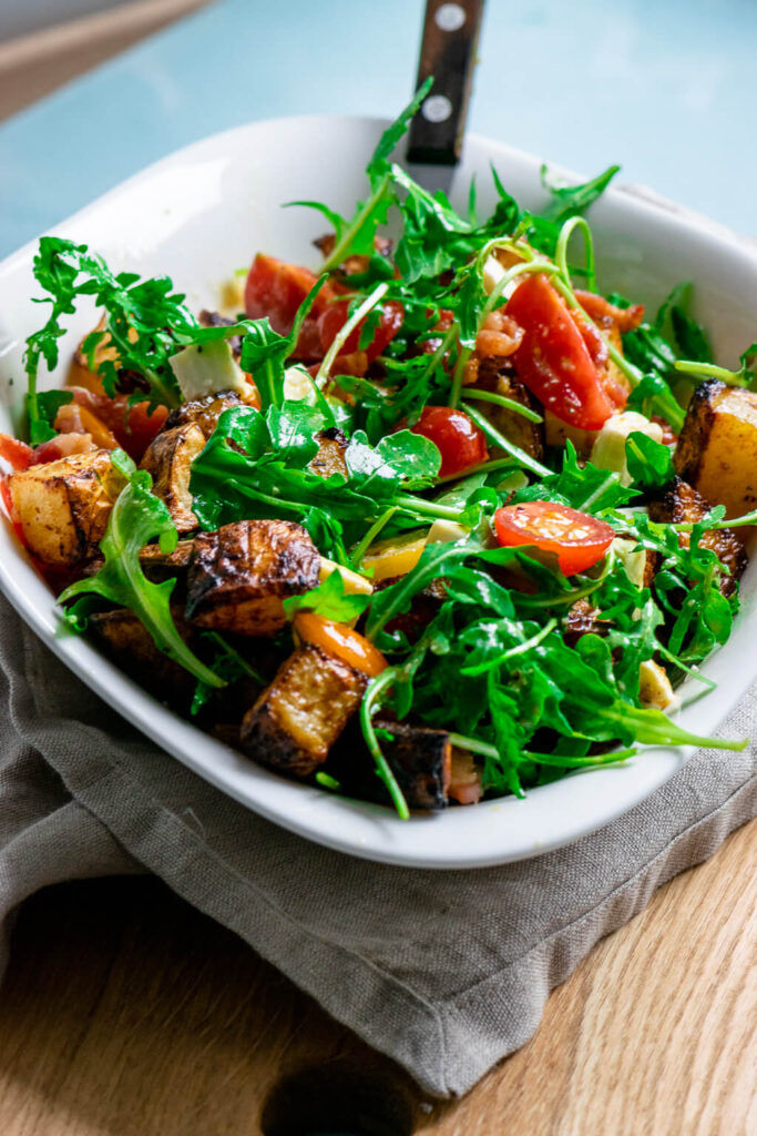 Kartoffelsalat mit knusprigen Kartoffelecken