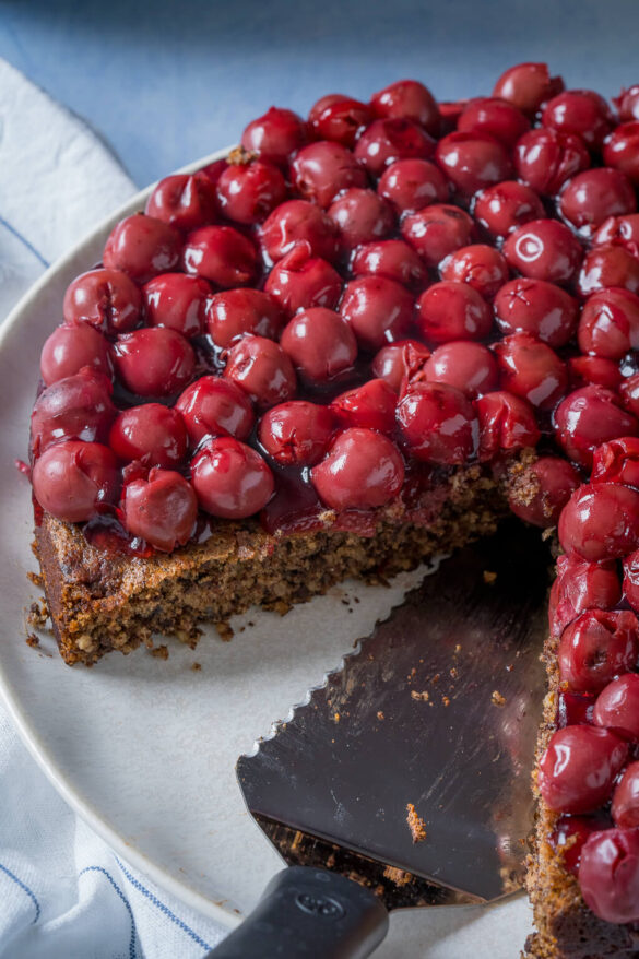 Saftiger Nusskuchen ohne Mehl - Haselnusskuchen mit Kirschen