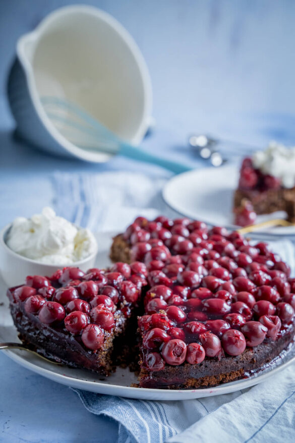 Saftiger Nusskuchen mit Kirschen (ohne Mehl) - Einfach Malene