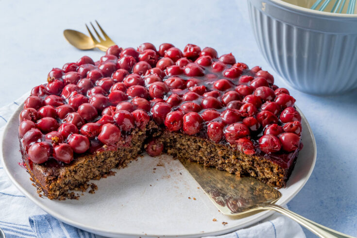 Saftiger Nusskuchen ohne Mehl - Haselnusskuchen mit Kirschen