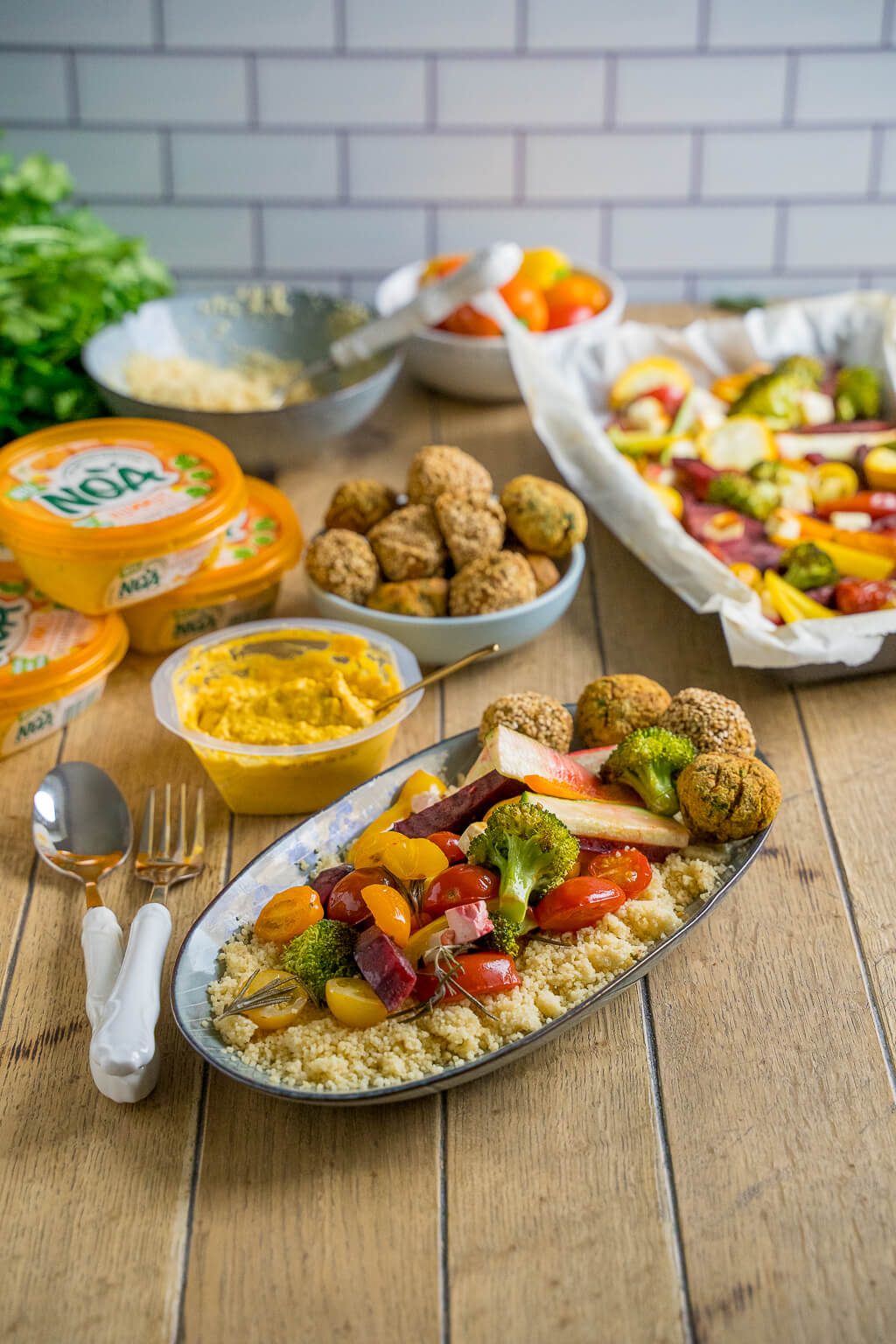 Falafel, Ofengemüse, Hummus und Couscous - Kattmachter-Platte, lecker & vollwertig