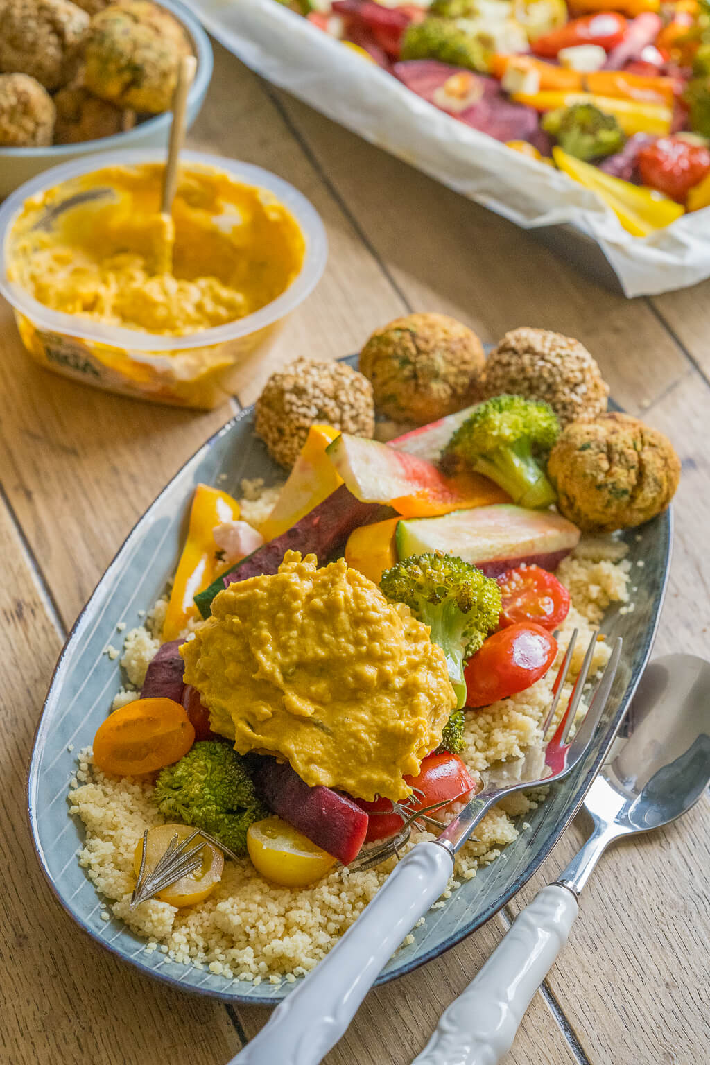 Ofengemüse mit Couscous und Hummus