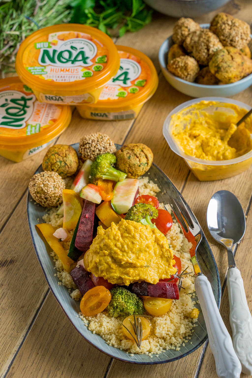 Buntes Röstgemüse mit Brokkoli, Zucchini, rote Bete, Falafel und Hummus