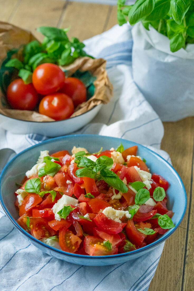 Einfacher Tomatensalat mit Balsamico Dressing - mega lecker - Einfach ...