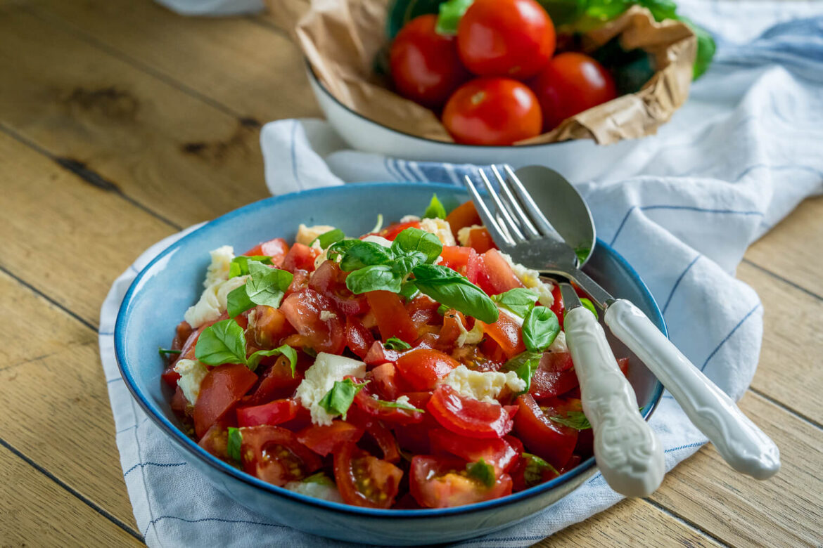 Einfacher Tomatensalat mit Balsamico Dressing - mega lecker - Einfach ...