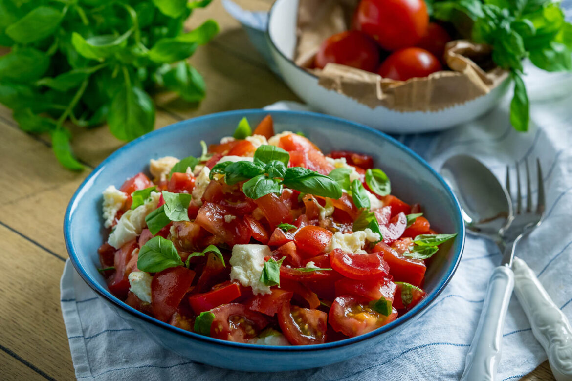 Einfacher Tomatensalat mit Balsamico Dressing - mega lecker - Einfach ...