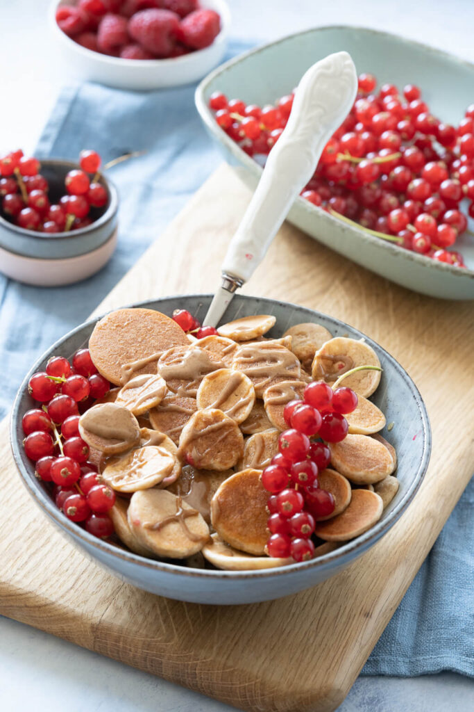 Pancakes Cereals - Trend Frühstück - Mini Pancakes mit Obst und Nussmus