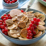 Pancake Cereal mit Obst und Nussmus