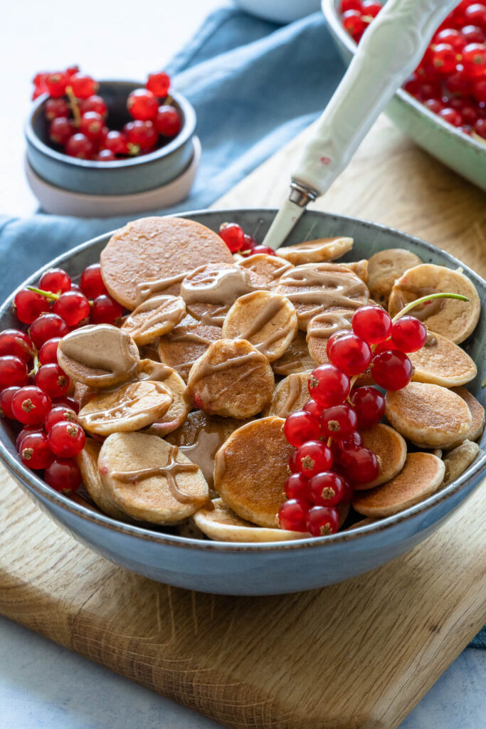 Pancake Cereal mit Obst und Nussmus