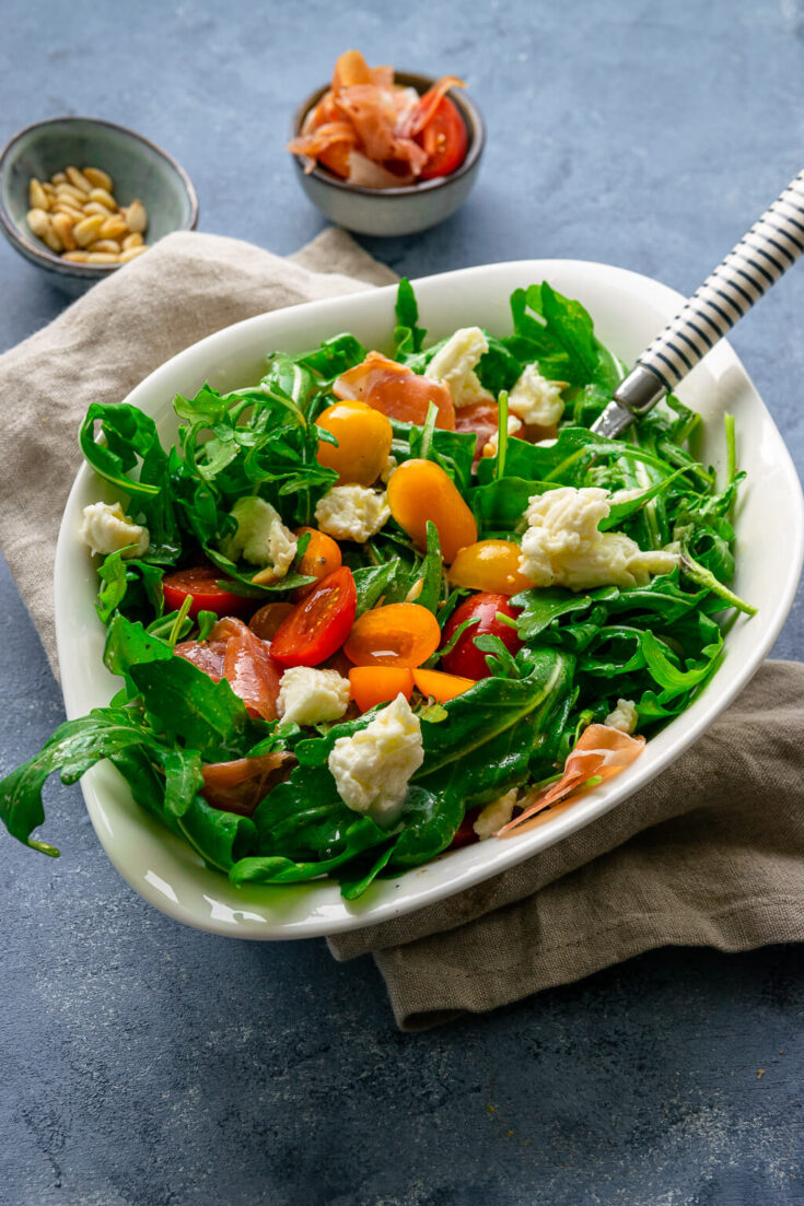 Sommersalat für heiße Tage - Rucola mit Mozzarella &amp; Serrano Schinken