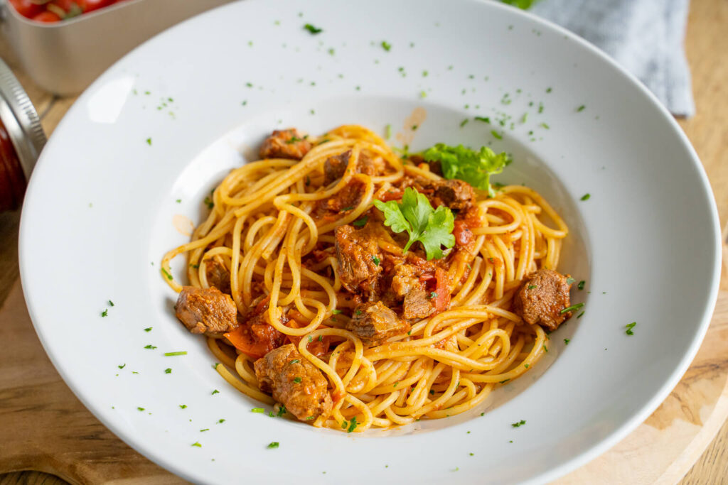 Pasta mit Tomatensugo und Rindfleisch