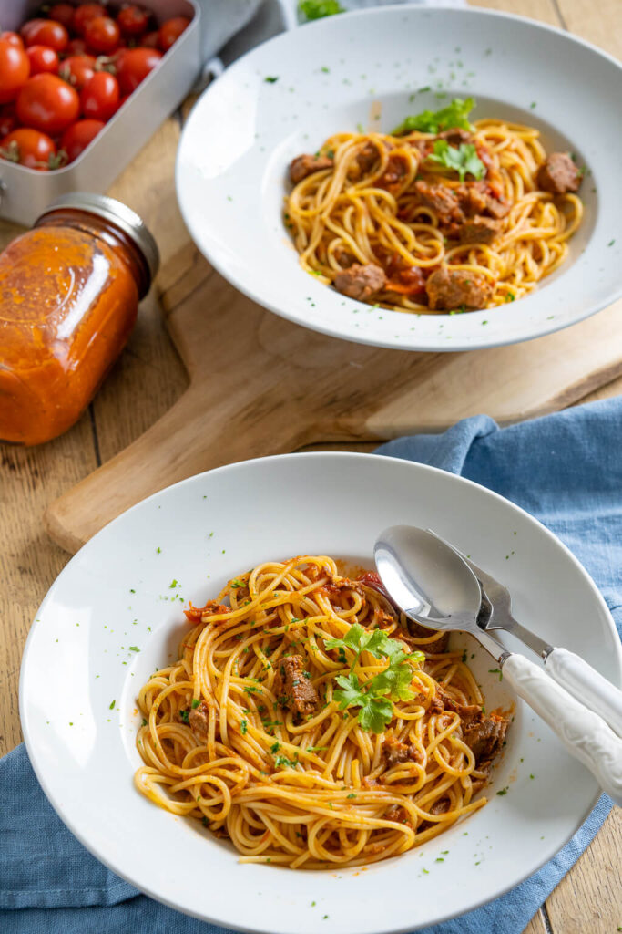 Super leckere Pasta mit Tomatensauce und Rindfleisch - ohne unnötige Gewürze.