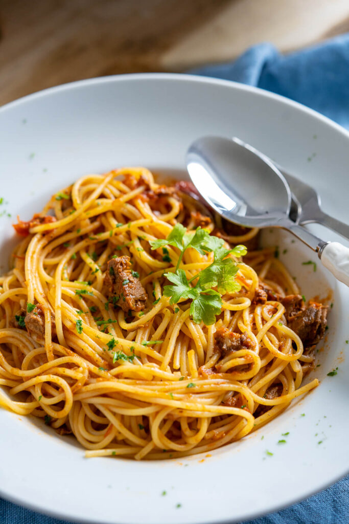 Es gibt eine Pasta mit Tomatensugo und Rindfleisch. Und weisst du was das geniale an dieser Pasta ist? Sie ist kinderleicht zubereitet und schmeckt absolut fantastisch. 