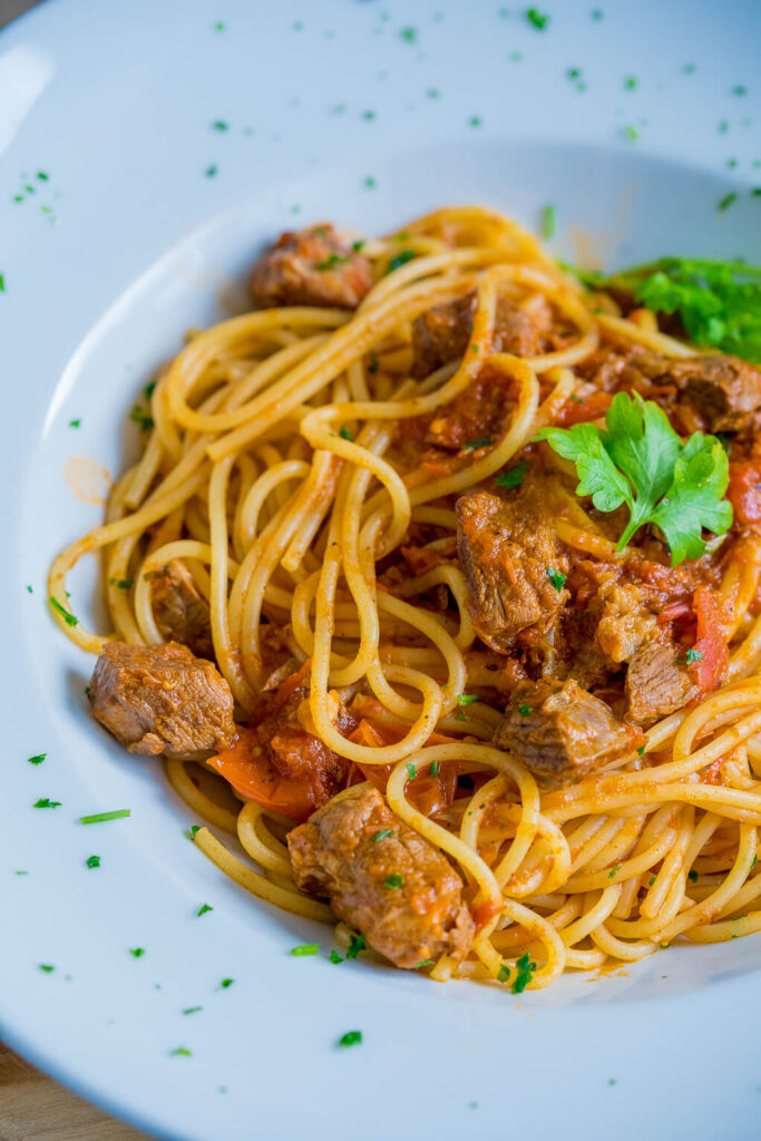 Besonders lecker mit selbstgemachter Tomatensauce - zartes Rindfleisch und köstliche Tomatenpasta