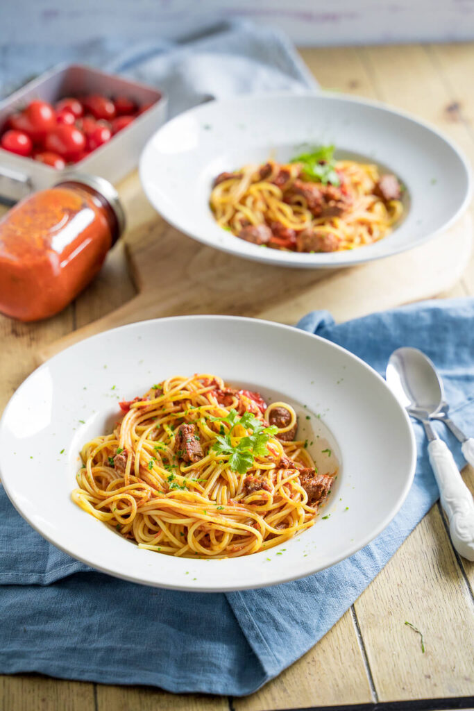 Leckere Pasta selber machen - Tomatensauce mit Rindfleisch und Kräutern 