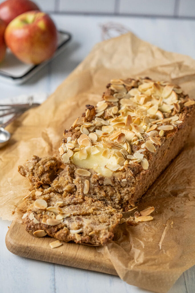 Das Apfelbrot aus der Kastenform ist kinderleicht zubereitet und schmeckt passend zum Herbst wunderbar nach Zimt und Vanille.