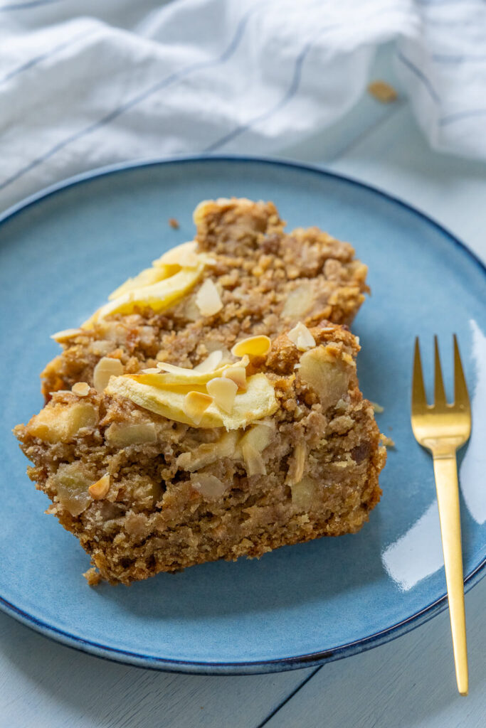 Apfelkuchen backen mit Äpfeln aus frischer Ernte. Backe dieses vegane Apfelbrot mit wenigen Zutaten. Wunderbar saftig mit Haferflocken, Zimt & Vanille.